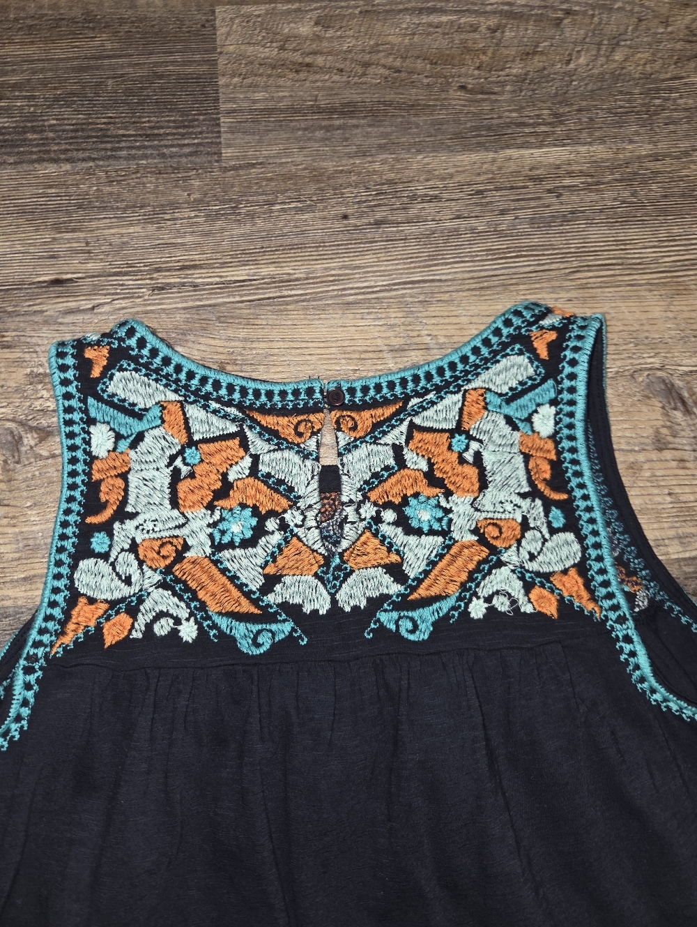 Crown & Ivy Boho Embroidered Yoke Sleeveless Blouse Tank - Picture 8 of 10